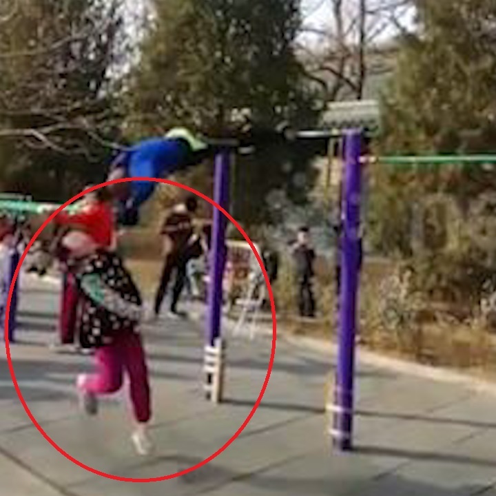 Cu gia Trung Quoc du xa phi trung be gai dang di tren duong hinh anh