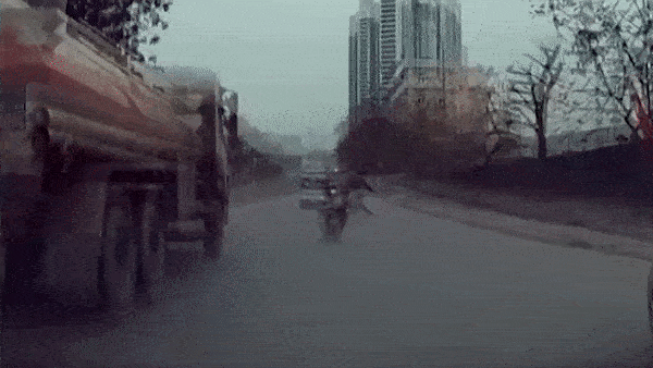 Khong chu y duong, tai xe quang xe giu mang truoc mui xe bon hinh anh