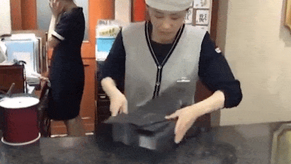 Nu nhan vien Nhat Ban tay le 'nhu may', goi qua vua nhanh vua dep hinh anh