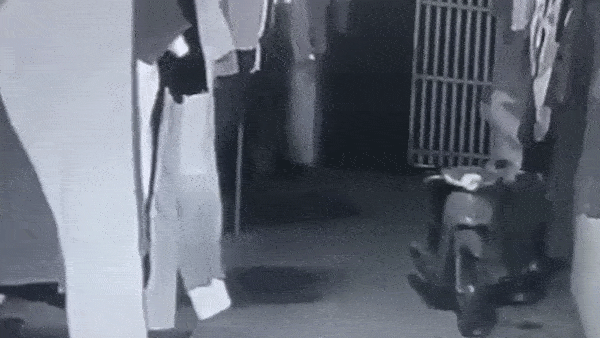 Trom vao tan khu tro pha khoa nhe nhang dat xe may tron thoat hinh anh