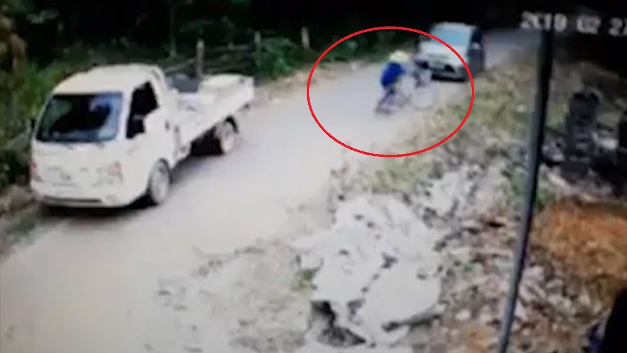 Xuong doc au, oto tong nguoi di duong hinh anh