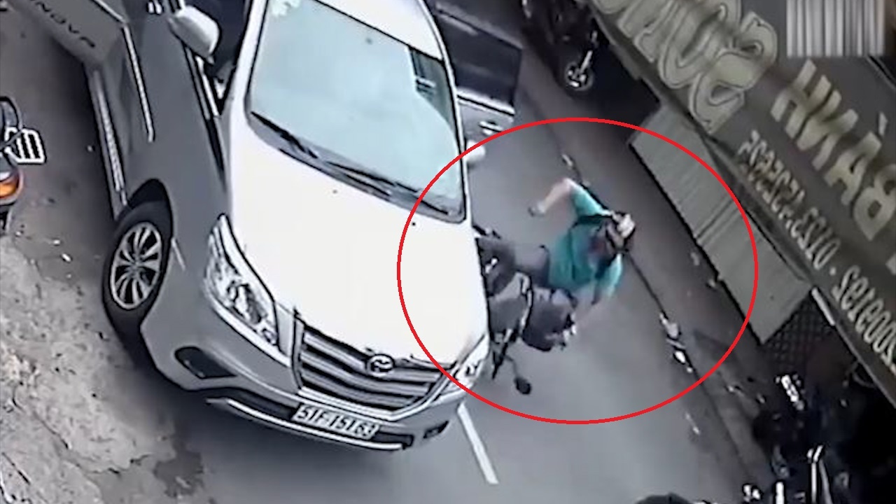 Tai xe mo cua oto, xe may va trung dam nhao vao xe doi dien hinh anh