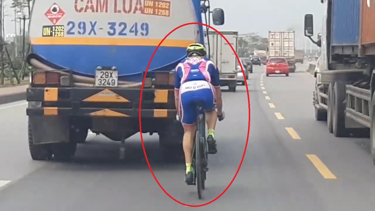 Xe dap co bam duoi xe cho xang tren lan duong danh cho oto hinh anh