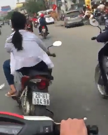 Nu sinh dau tran lang lach, danh vong giua pho dong nguoi hinh anh