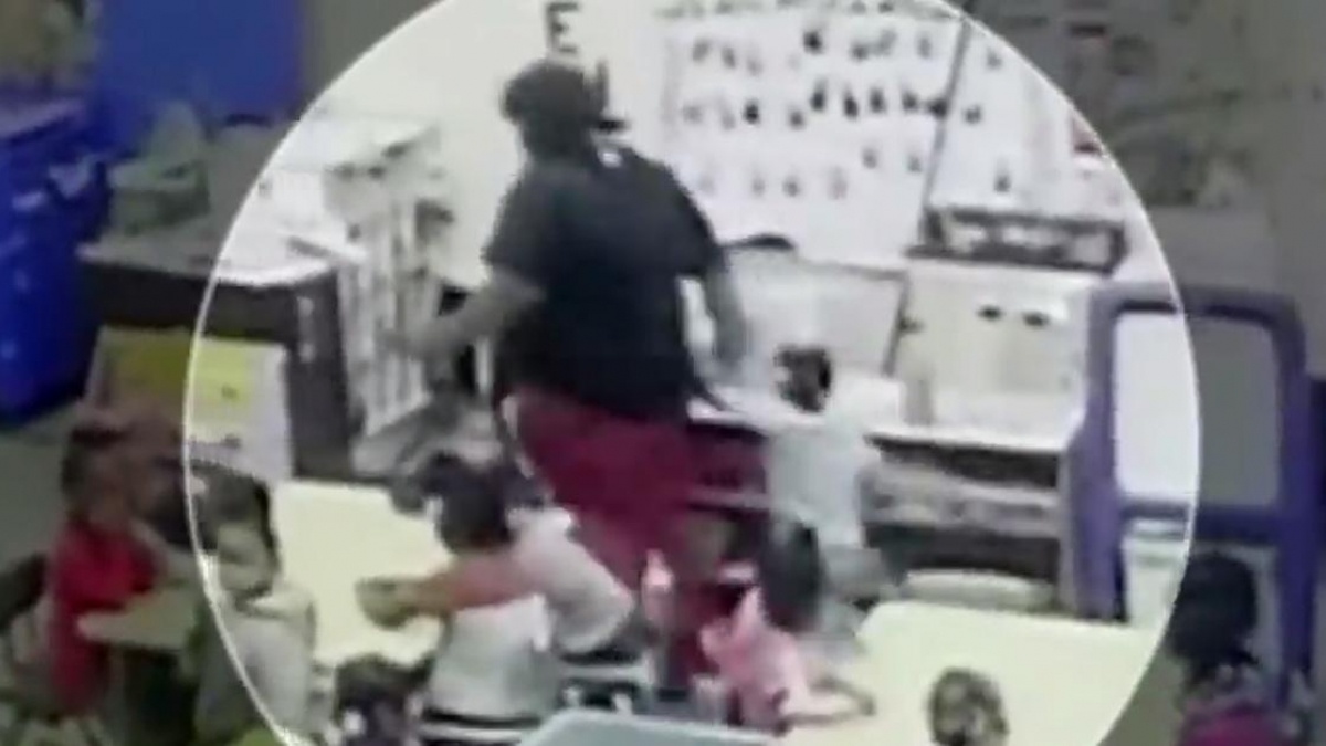 Co giao My nem be 3 tuoi vao tu gay rach tran, khau 7 mui hinh anh