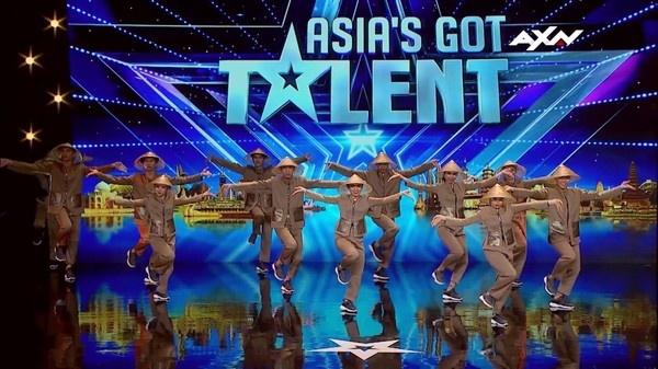 Nhom nhay mang non la Viet Nam 'khuay dao' Asia's Got Talent 2019 hinh anh