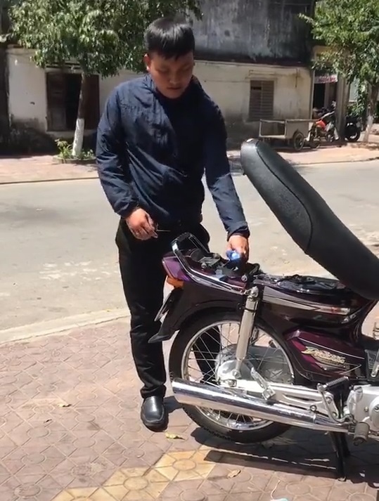 Clip hai huoc xe may biet tu nang yen nhu sieu xe mo cop hinh anh