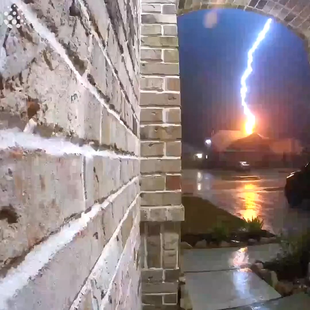 Set danh truc tiep vao nha ruc sang trong dem hinh anh