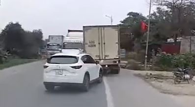 Container vuot bat chap tren duong hep suyt doi dau 2 xe doi dien hinh anh