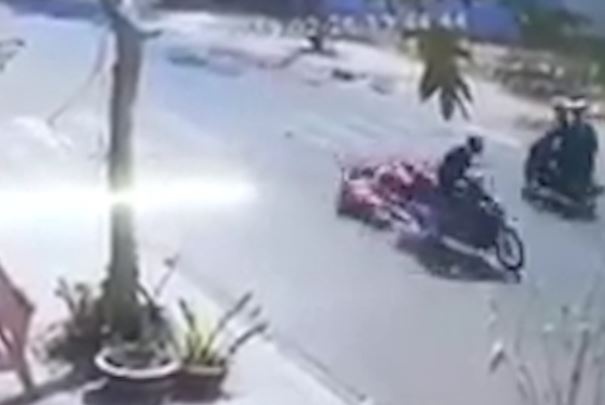 Ten cuop giat do, co gai nga xuong duong chan thuong nang hinh anh