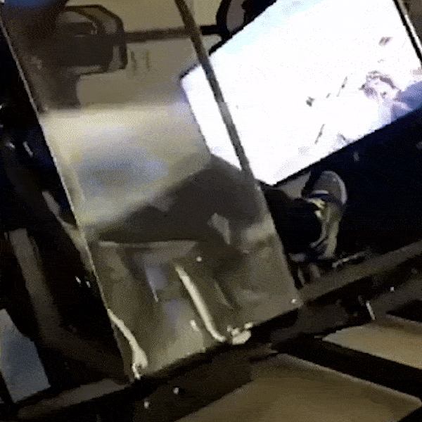 Choi tro lai may bay, thanh nien ngoi lon nhao nhu trong game hinh anh