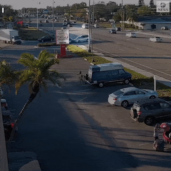 Oto quay dau au tong xe khac vang lan lon tai My hinh anh