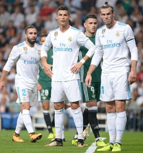 Vi sao Real Madrid chon thi dau trong trang phuc mau trang? hinh anh