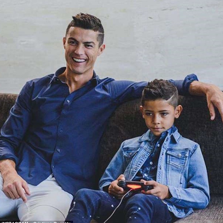 Khi Ronaldo cung cac sao bong da vui dua cung nhung dua con hinh anh