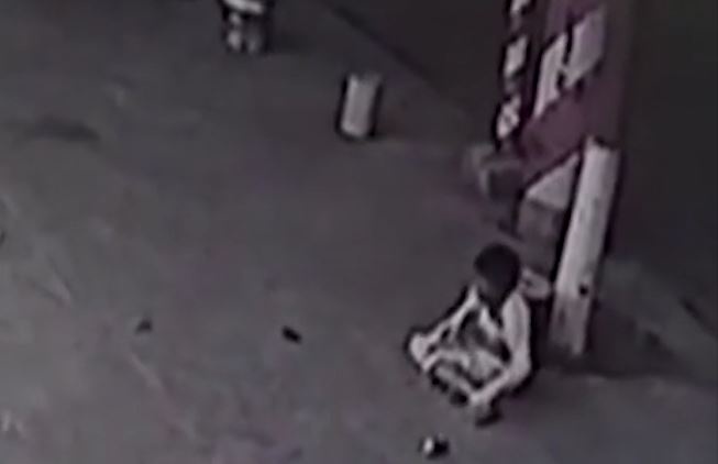 Be 9 tuoi song sot than ky khi roi tu tang 5 xuong duong hinh anh