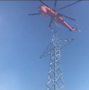 Truc thang di chuyen va rap cot dien cao the ngay tren khong hinh anh