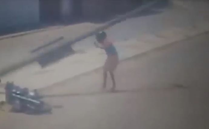 Tai xe bi oto dam con bi cot den nga ngay vao nguoi hinh anh