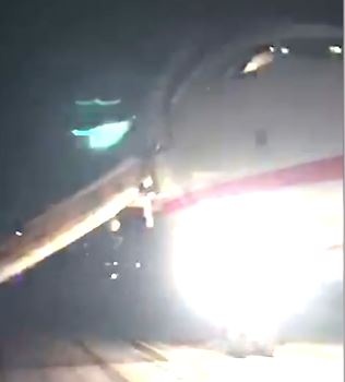 Hanh khach bo chay tan loan do may bay boc chay hinh anh