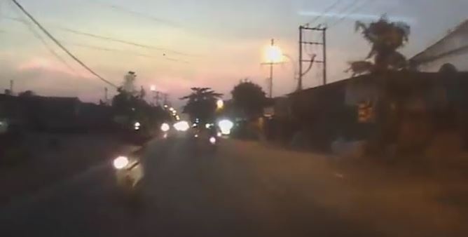 Tai xe xe may say xin dam vao ben hong oto roi te nam ra duong hinh anh