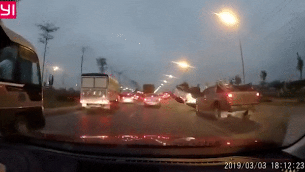 Oto dang di bat ngo va cham lat ngua giua duong hinh anh