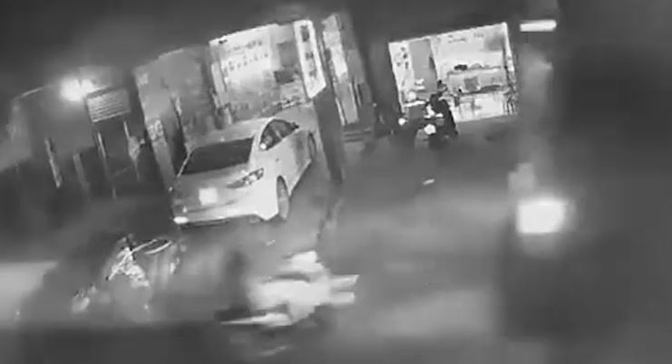 Xe may 'doi dau' dam truc tiep vao xe tai dang luu thong o Thai Nguyen hinh anh