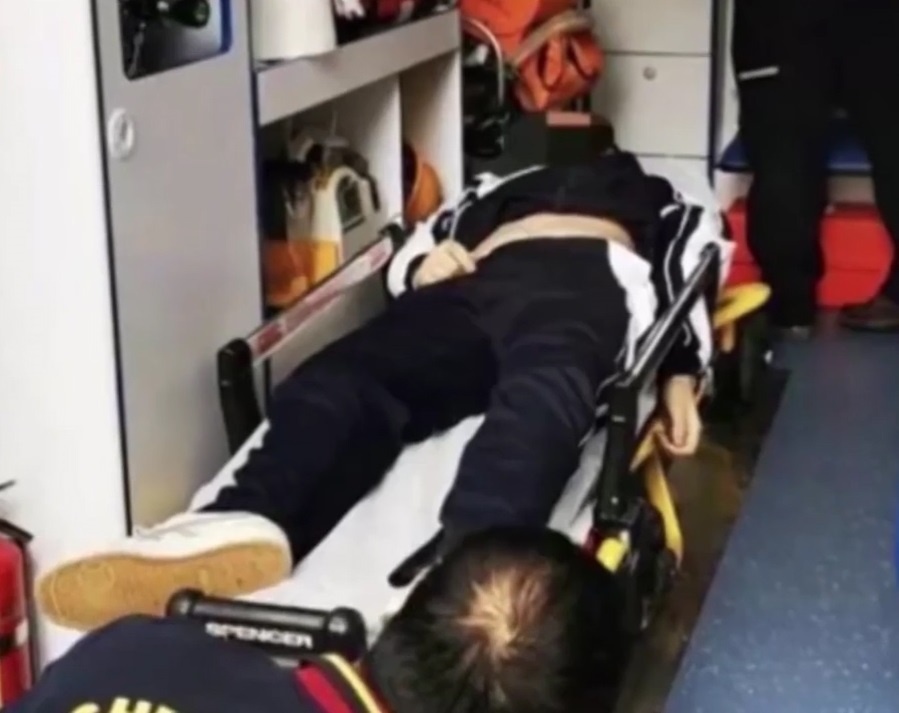 So bi mang vi khong lam het bai tap, cau be 13 tuoi nhay lau tu tu hinh anh