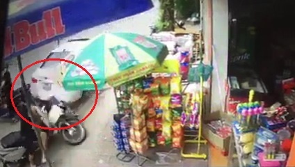 Tai xe lui xe oto dam hang loat xe may hinh anh