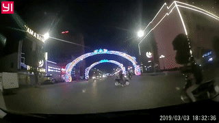 Xe may khong lam chu toc do, va quet vao xe dang qua duong nga nhao hinh anh