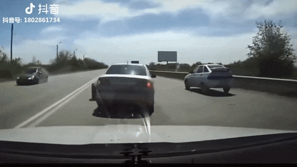 Banh xe tu lan tren duong, tong vo dau oto chay sau hinh anh