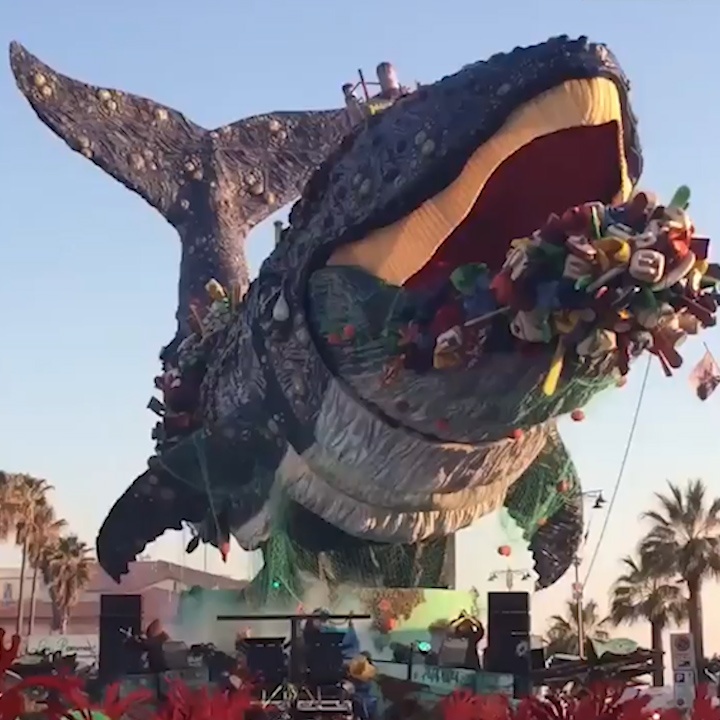 Ca voi khong lo bay luon tren bau troi trong le hoi o Italy hinh anh