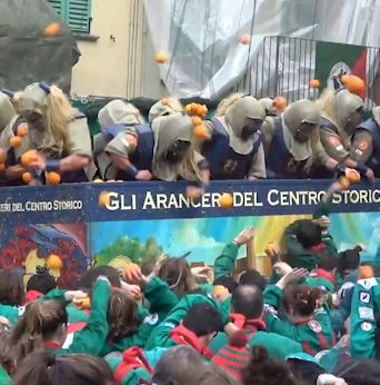 Le hoi nem cam vao nhau o Italy hinh anh