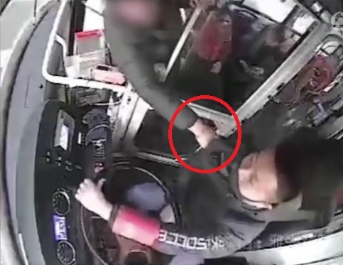 Ba me Trung Quoc tan cong tai xe vi bi nhac nho khi cho con te tren xe hinh anh