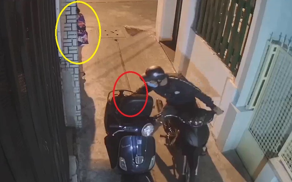 Bi cuop giat mat tui xach truoc cong nha vi khong dong cop xe hinh anh