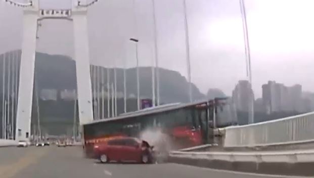 Khach Trung Quoc noi cau dap dau tai xe, xe buyt suyt lao xuong song hinh anh