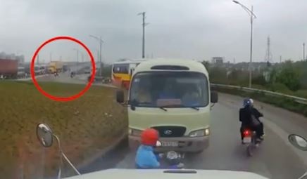 Container ep sat, buoc loat xe di nguoc chieu phai lui lai hinh anh