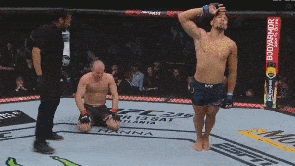 Phan khich sau chien thang, vo si an mung bi trat khop vai hinh anh