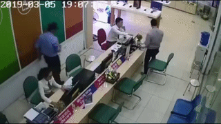 Vo mua roi om dien thoai bo chay khoi cua hang hinh anh