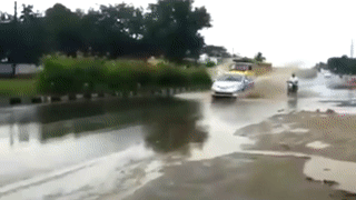 Oto phong nhanh vuot au leo len con luon suyt lat nhao hinh anh