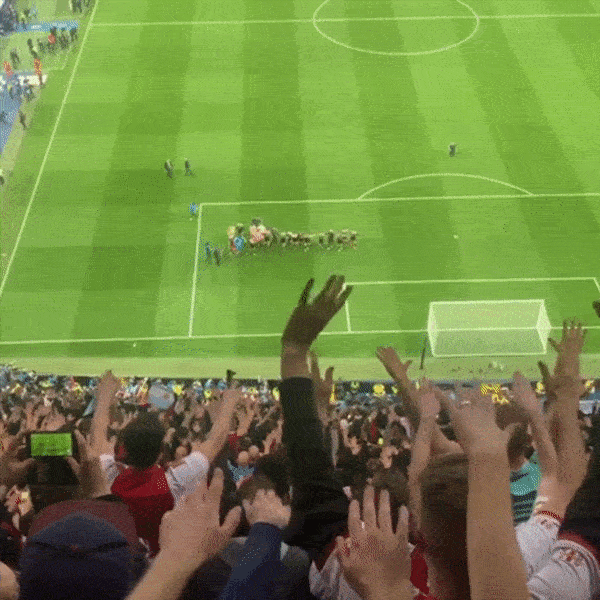 Hoi CDV Ajax an mung nao nhiet ngay tai 'thanh dia' cua Real Madrid hinh anh