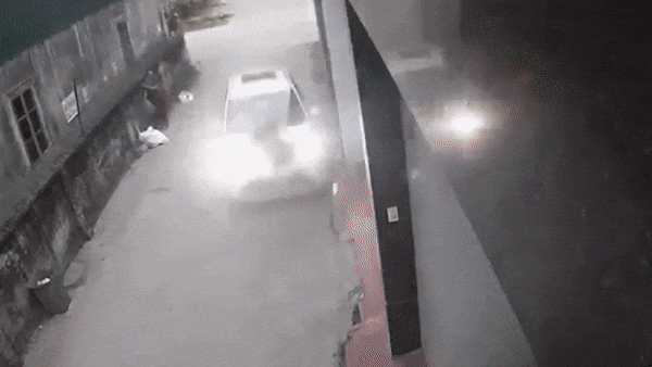 Chiec oto phong nhu bay, hat tung nguoi phu nu trong hem hinh anh