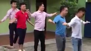 Anh em tap mua cuc dang yeu tang chi em dip 8/3 hinh anh