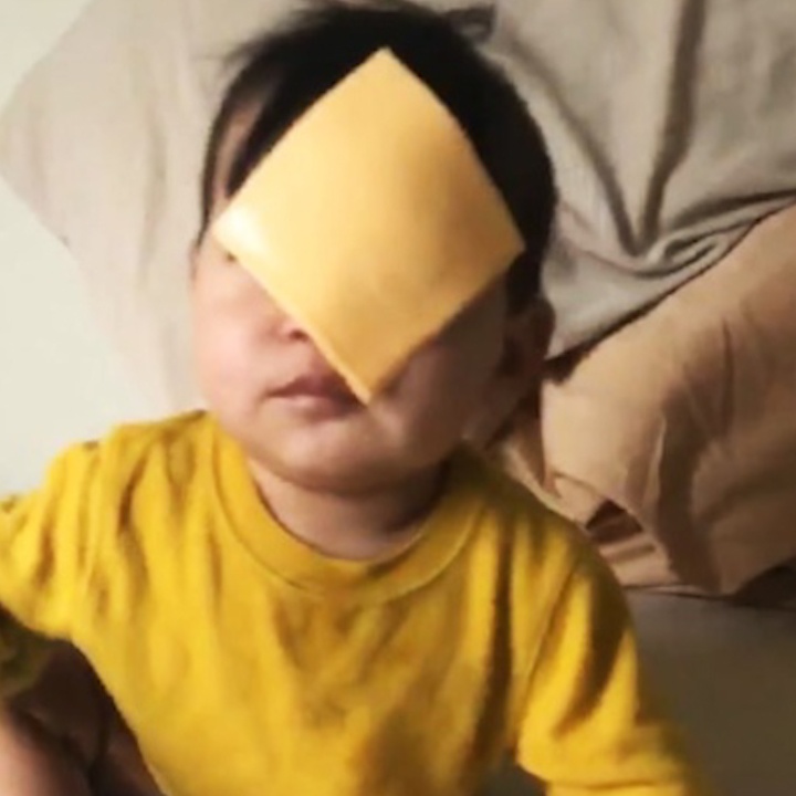 Nhieu cha me nem pho mai len tre nho de 'cau like' hinh anh