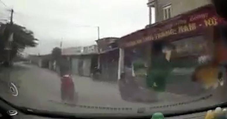 Xe may 'lao nhu ten ban' vao oto ma van thoat chet hinh anh