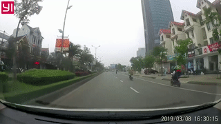 Tai xe hoang hon khi thay be trai dot ngot bang qua duong hinh anh