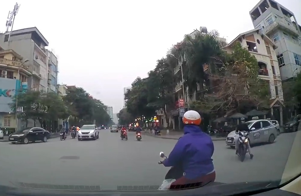 Tat dau roi phanh gap, nguoi phu nu di xe may bi oto dam phai hinh anh