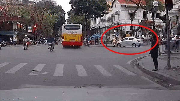 Tai xe ui oto vao CSGT khi co hieu lenh dung xe hinh anh