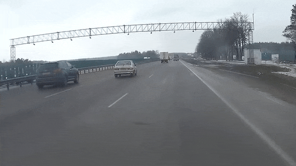 Dang chay hon 100 km/h thi bi ket banh, oto khien xe sau bi va lay hinh anh