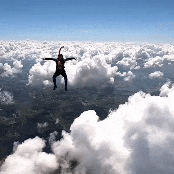 Doc dao voi man choi thay cau khi dang bay giua cac tang may hinh anh