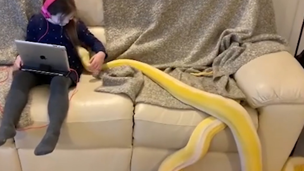 Be gai quan quyt, om ap ben con tran dai hon 3 m hinh anh