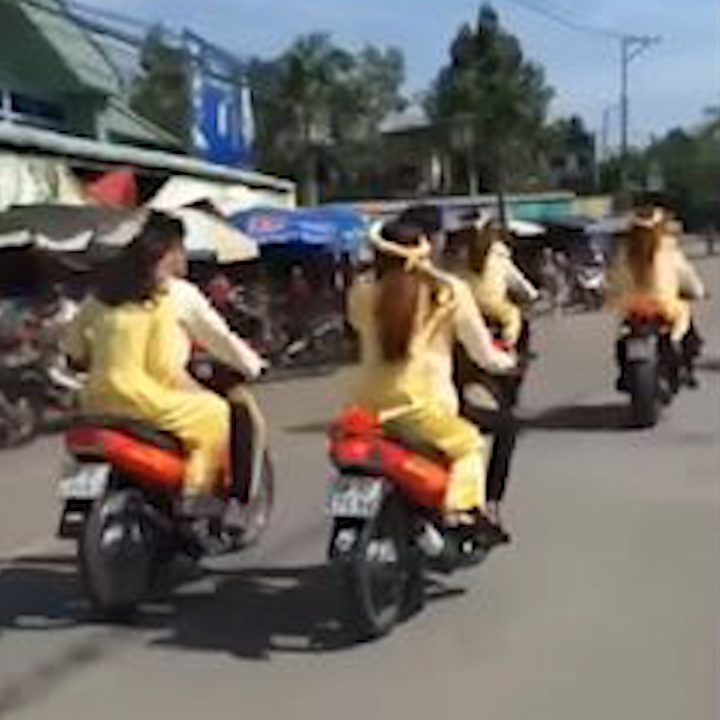 Doan ruoc dau gay buc xuc khi lang lach, net po tren duong hinh anh